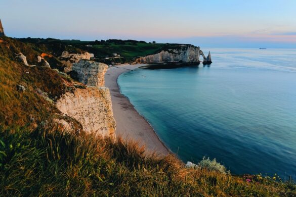 Beach at the foot of Étretat cliffs