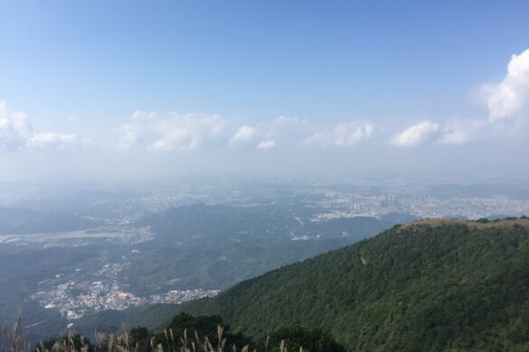 Jōrin-ji Temple surrounded by mountains.