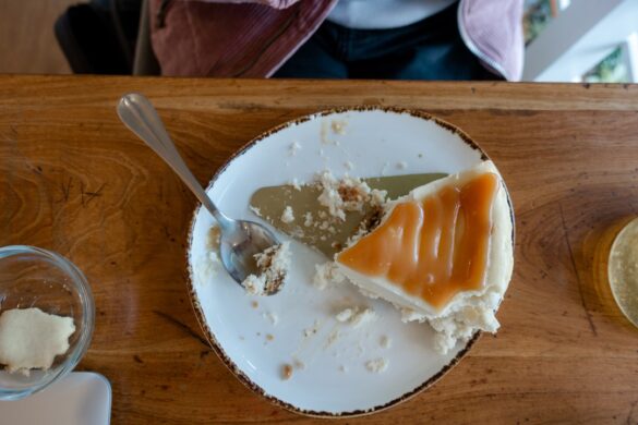 A plated pavlova dessert.