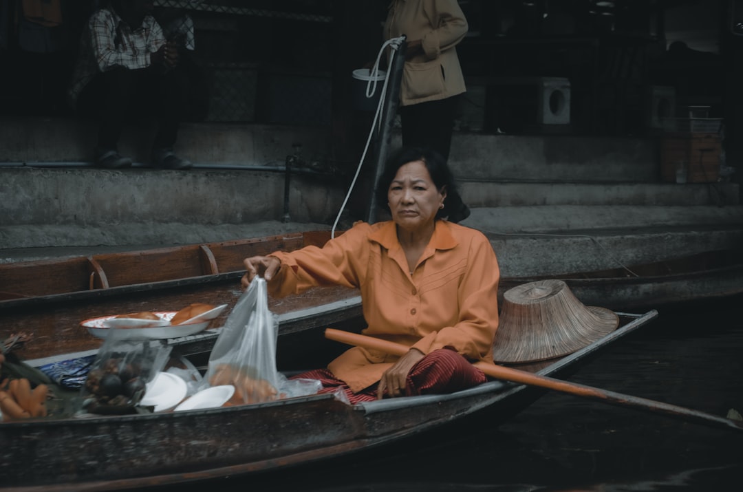 photo-1621422402093-f161b217a4e9.jpg Participants engaging in a cooking class in Thailand