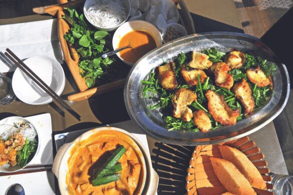 photo-1625215739543-622ab79d1533.jpg People sharing traditional Moroccan meals.