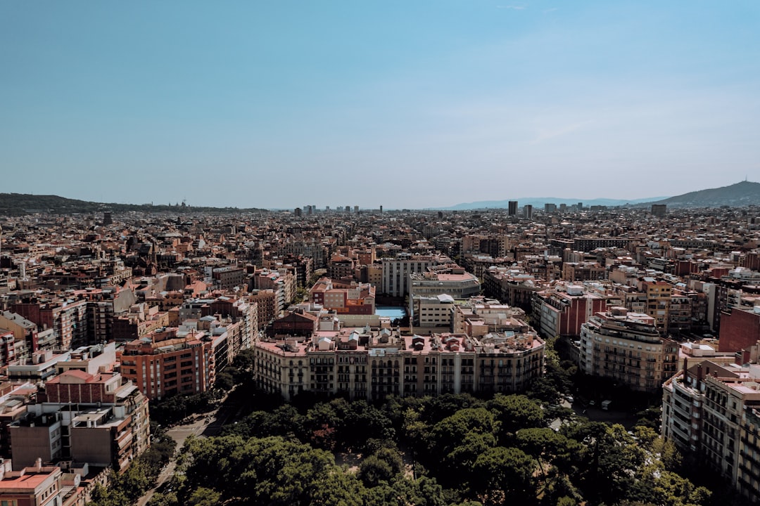 photo-1662494501848-113e87d90cdd.jpg Skyline of Madrid with parks