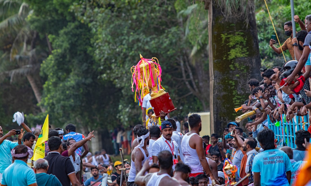 photo-1667413395985-92613d7a13a3.jpg Vibrant parade scene during Songkran festival.