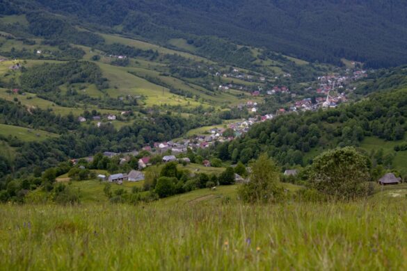 photo-1686254061869-a56f40d96808.jpg Cliffside view of Rocamadour.