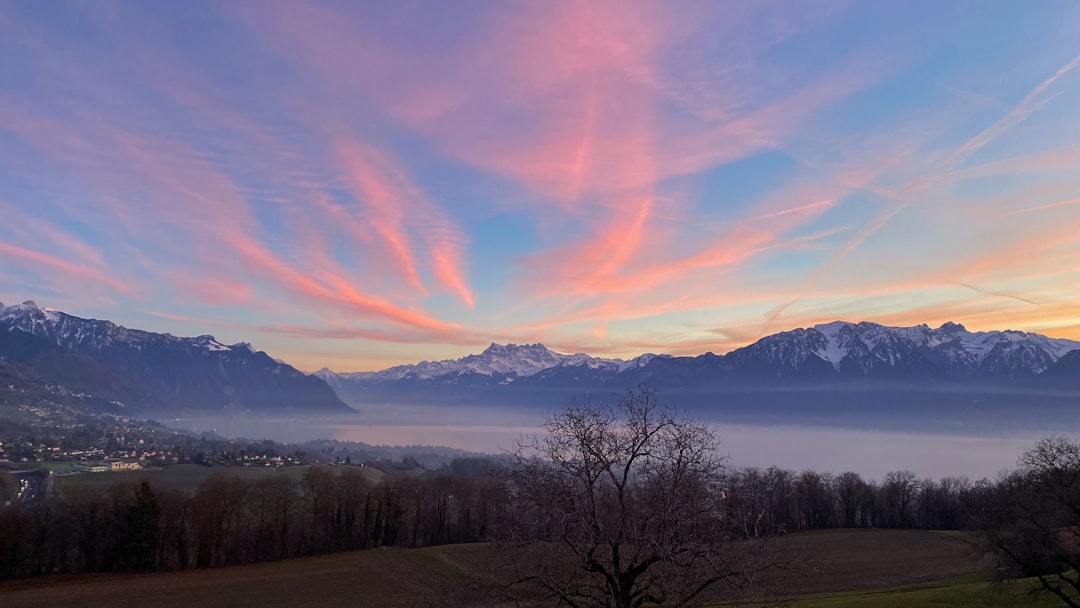 photo-1578500941832-eee2d536141c.jpg Lake Geneva stunning views.