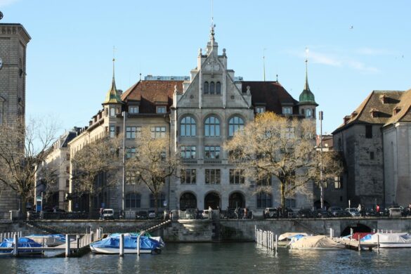 photo-1604772877844-04557413add5.jpg Inside Kunsthaus Zurich art museum.