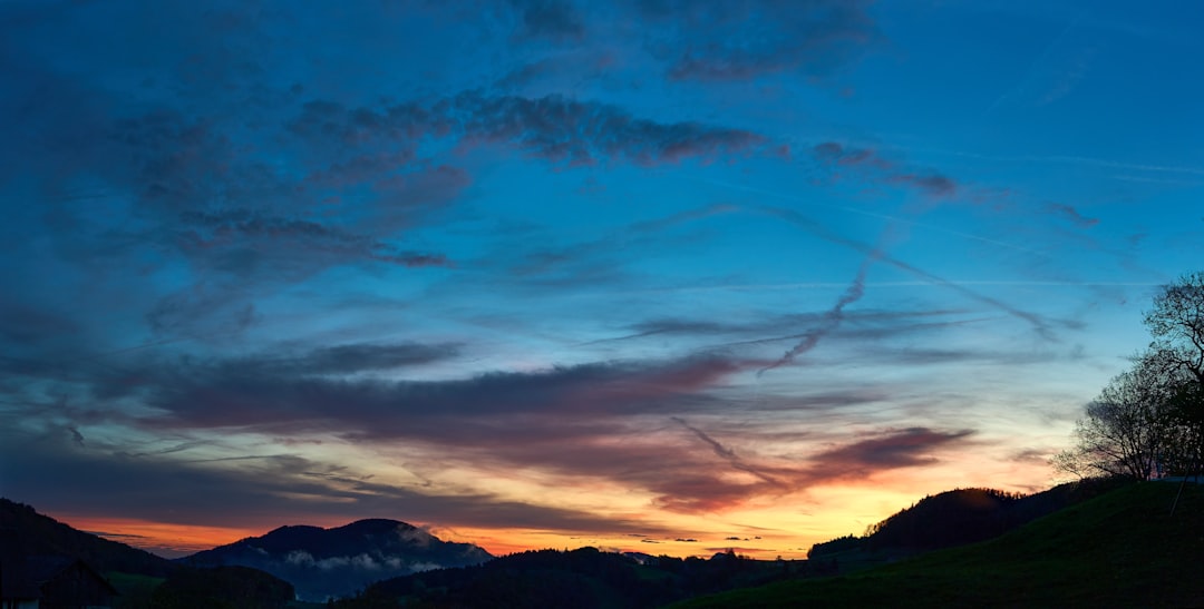 photo-1722278229507-3ee91d0505f5.jpg Breathtaking sunset over Lake Lucerne.