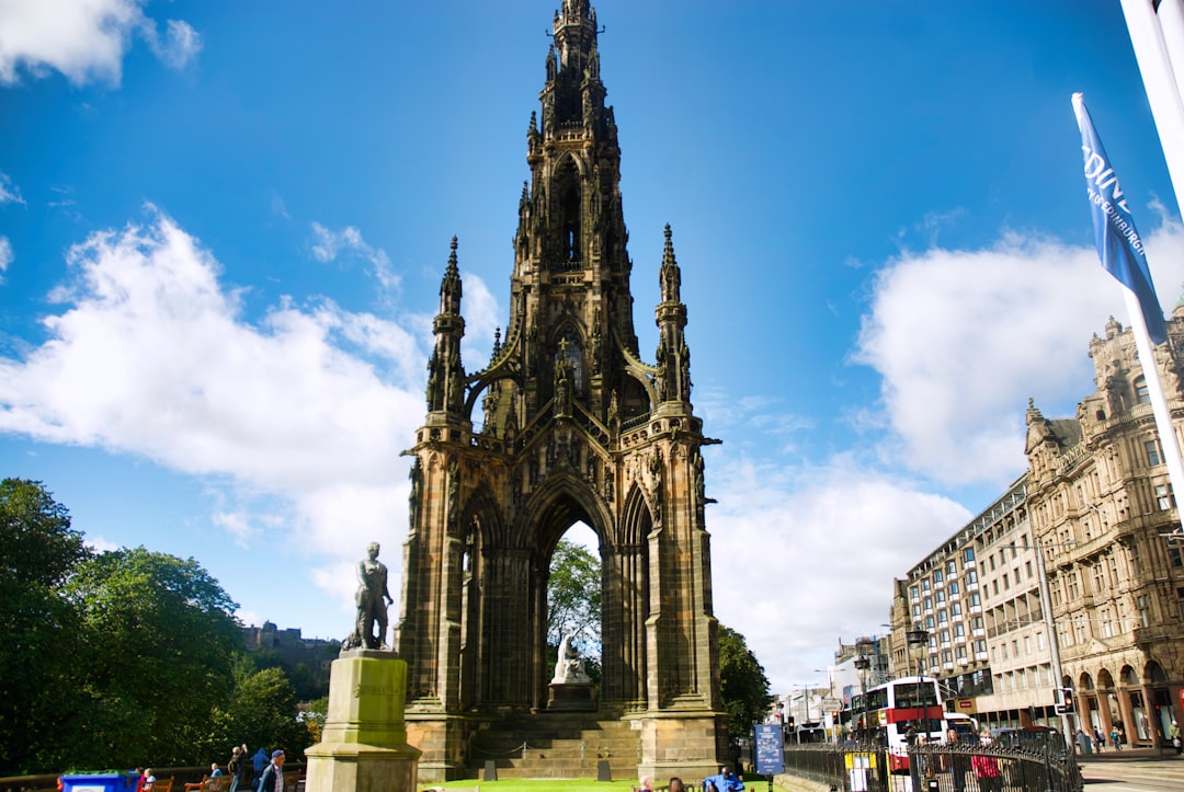 photo-1760002726832-6e75ab63b88f.jpg View of Edinburgh Castle against a scenic backdrop