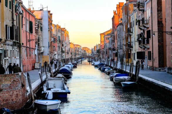 photo-1557787013-ae211c94be29.jpg Hidden canals of Venice for serene strolls