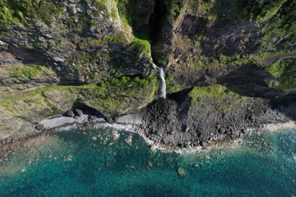 photo-1689587136968-c3ff34e9bb14.jpg Stunning waterfall in Madeira